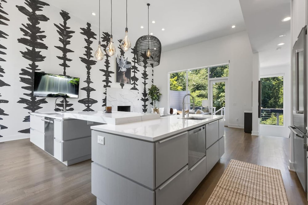 Luxe Modern 4 Bdrm 4 5bath w Private Pool Sleeps 8