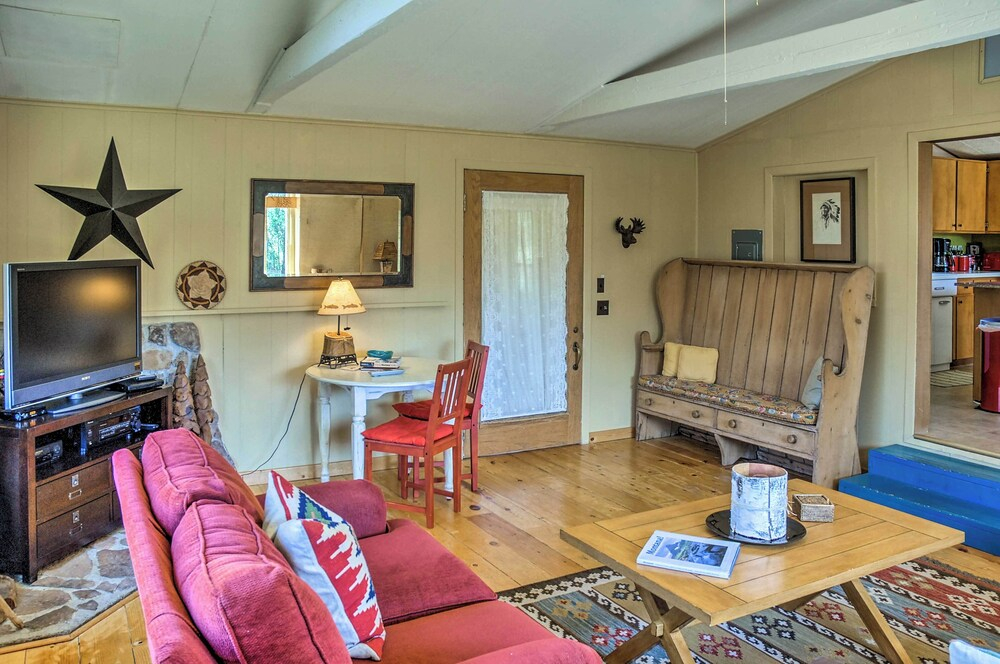 Emigrant Cabin on 10 Acres w/ BBQ & Peaceful Views