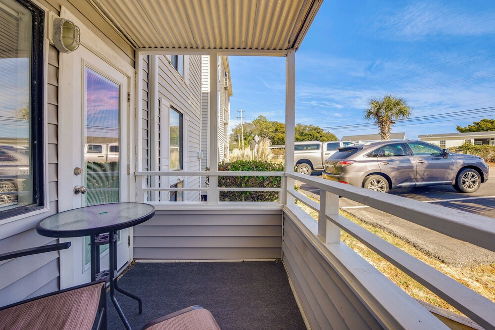 Ocean Breezes & 2 Pools: 1 Block to the Sand