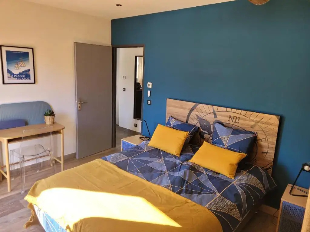 gîte du ruisseau 80m2, maison entière au calme, 2 chambres 2 salles de bain avec terrasse et garage