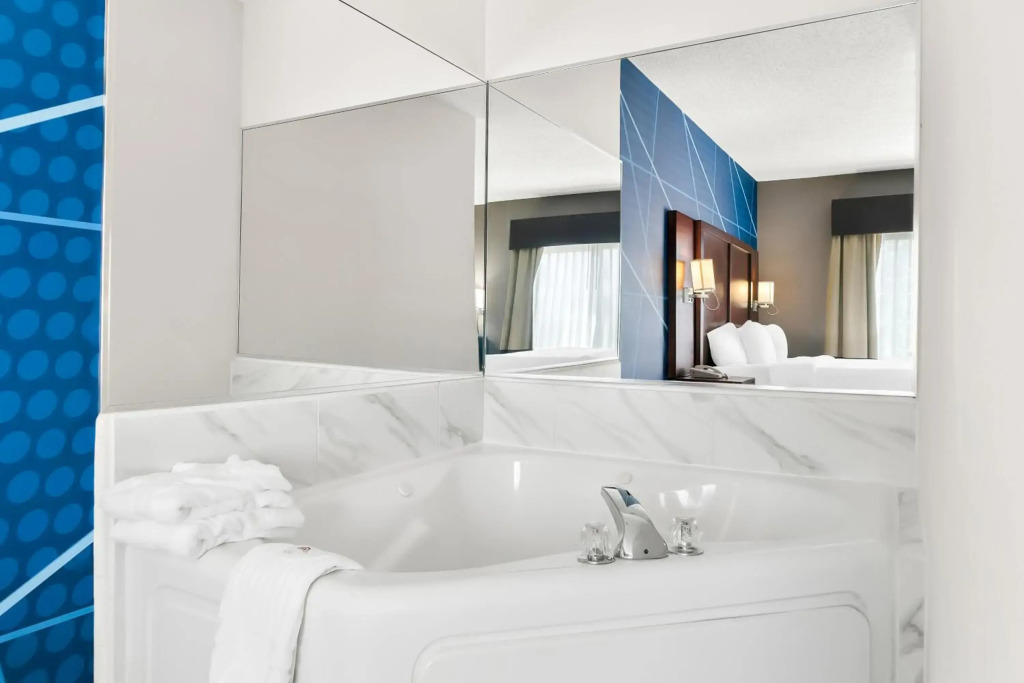 Holiday Inn Express & Suites Southfield - Detroit