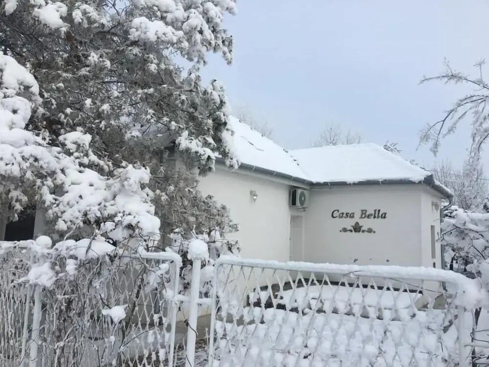 Dve kuce pored jezera