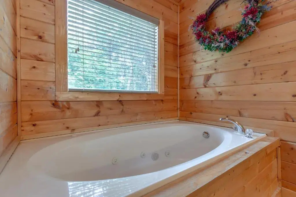 A Mountain Paradise, 2 Bedrooms, Sleeps 6, Pool Access, Hot Tub, Pool Table