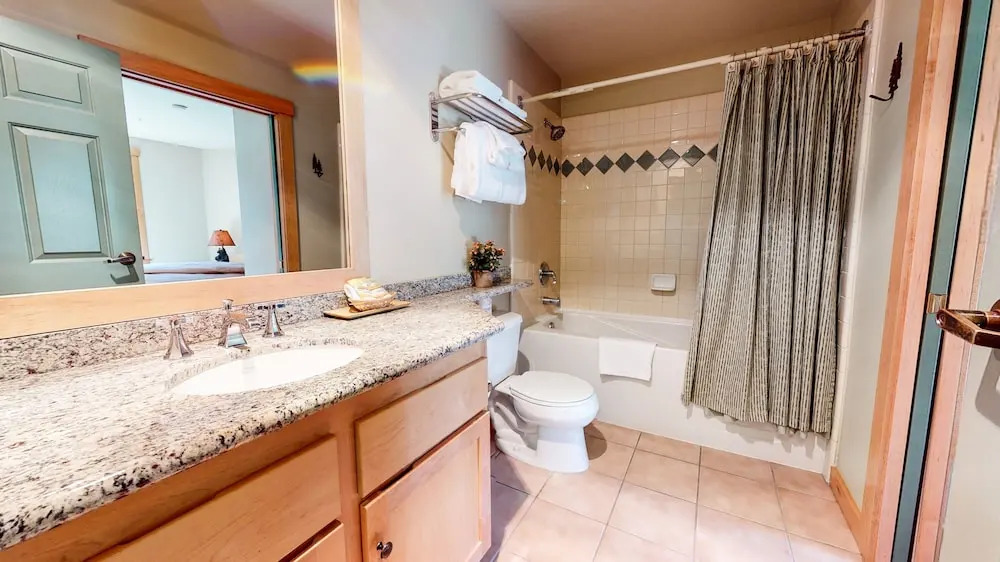 Sunstone 208 Updated Ski-In Ski-Out Condo At Sunstone Lodge with Great Complex Amenities by RedAwning