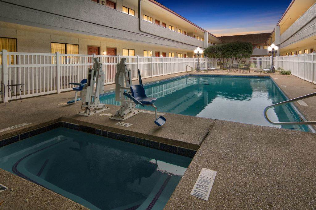 Red Roof Inn & Suites Irving - DFW Airport South