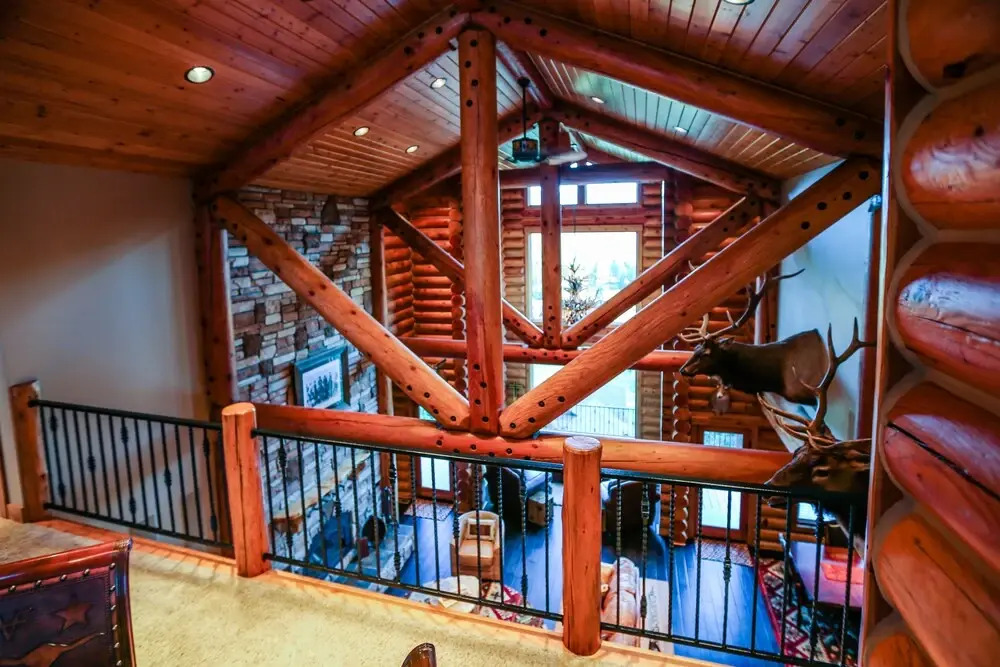 Miracle Lodge - Four Bedroom Cabin with Hot Tub