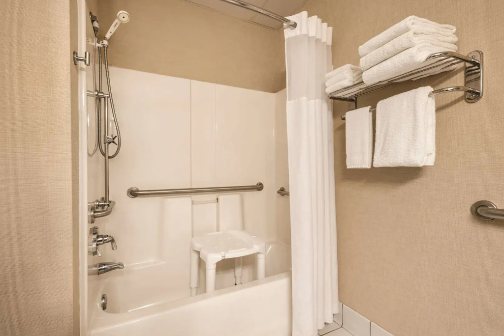 Country Inn & Suites by Radisson, West Bend, WI