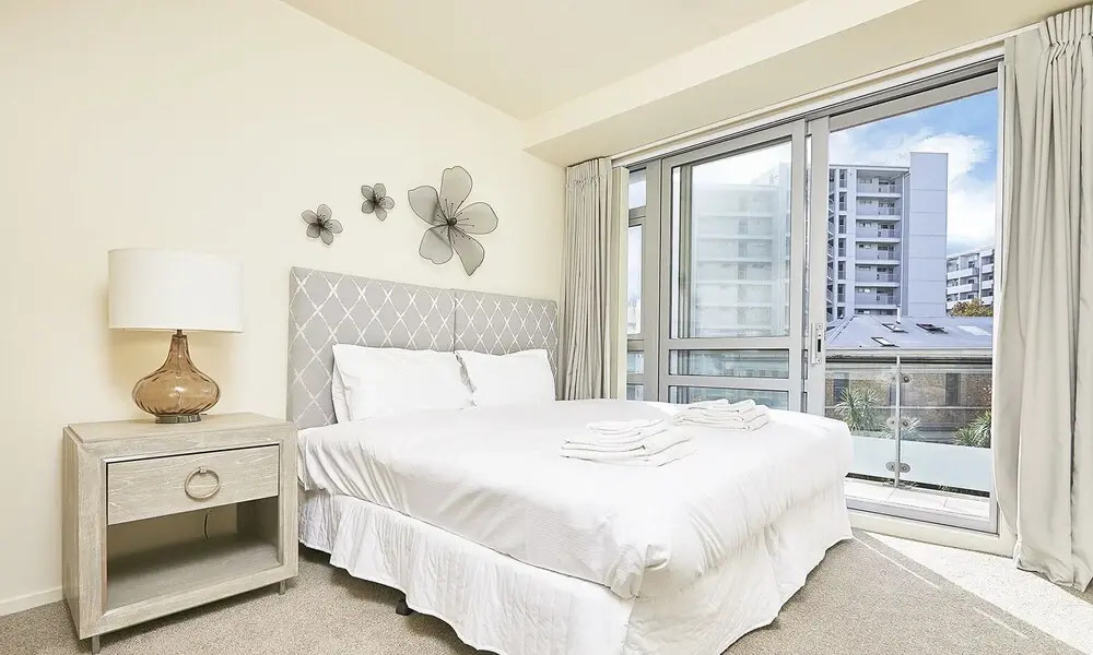 QV Spacious Bright Apartment with Balconies and Parking - 932