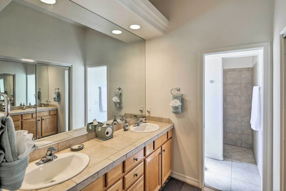 Elegant Lake Havasu Getaway w/ Pool - 3 Mi to Lake