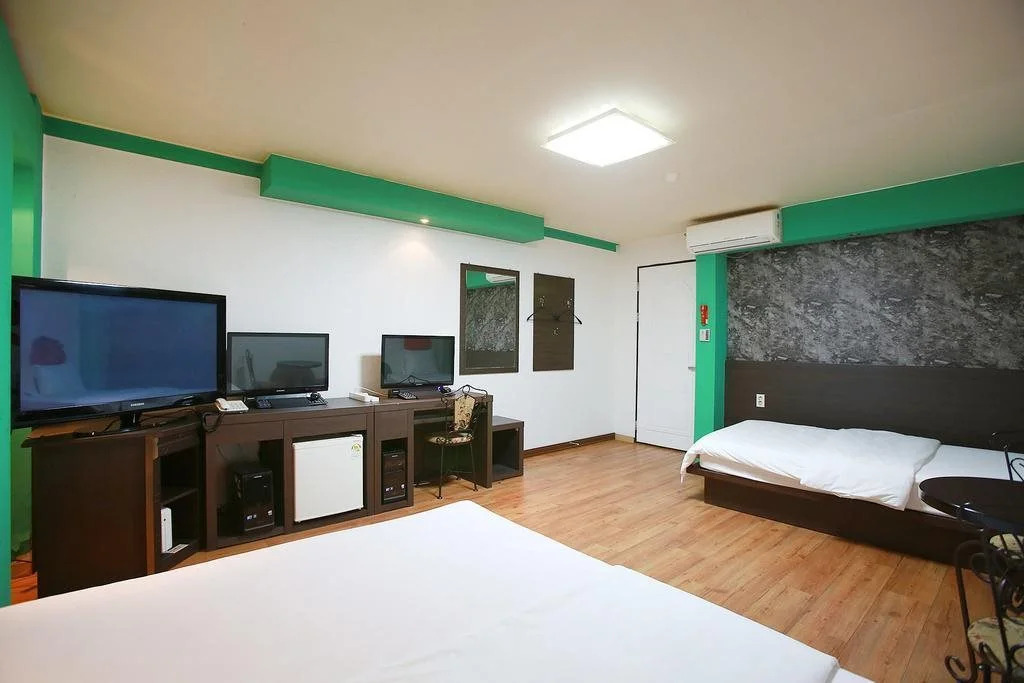 Hotel H.E