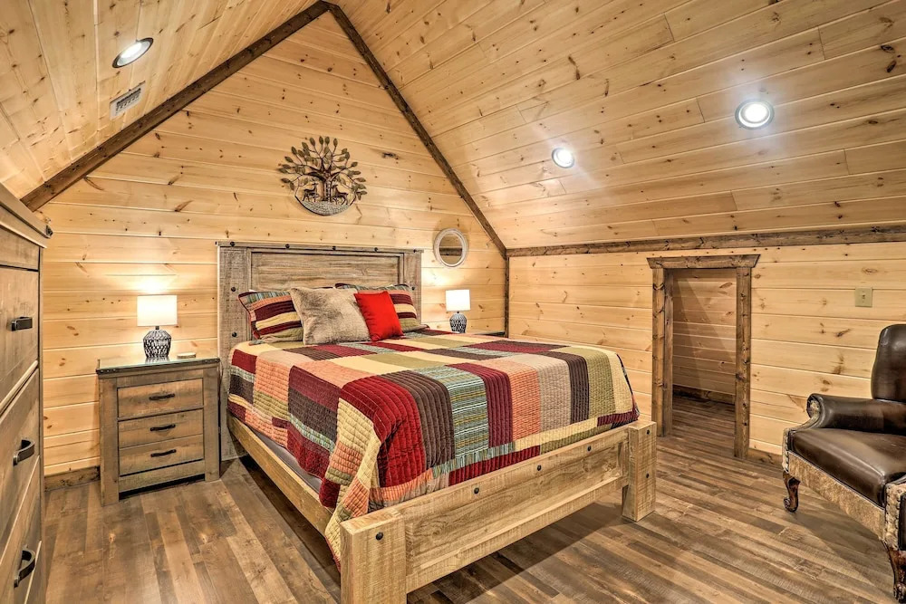 'the Breeze' - Broken Bow Cabin w/ Hot Tub & Deck!