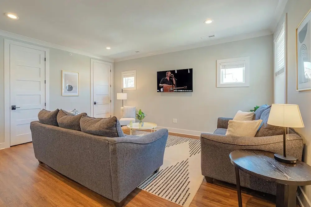 Modern Melrose-sleeps 8- Mins to Downtown Broadway