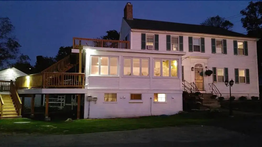 Shea's Riverside Inn & Motel