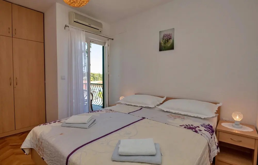 Amazing Home in Makarska With Wifi and 6 Bedrooms