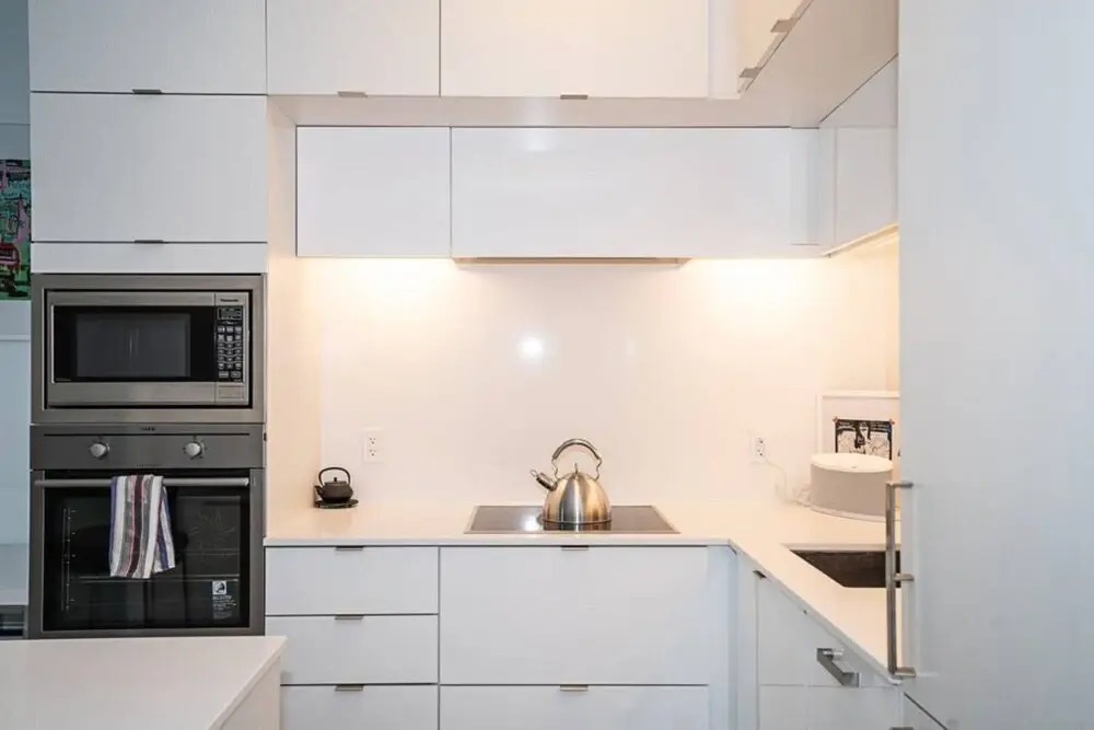 Modern 1 Bedroom Condo With CN Tower Views