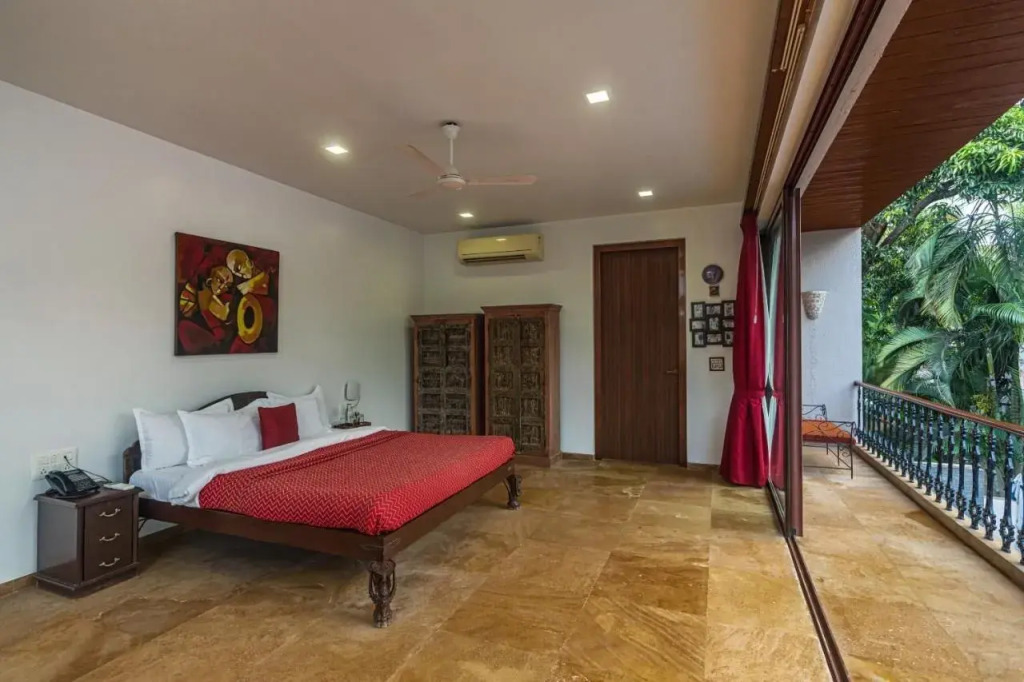 SaffronStays Casa Del Palms - 8BR luxury pool villa with gazebo, pickleball, bar & lawns near Nagaon Beach