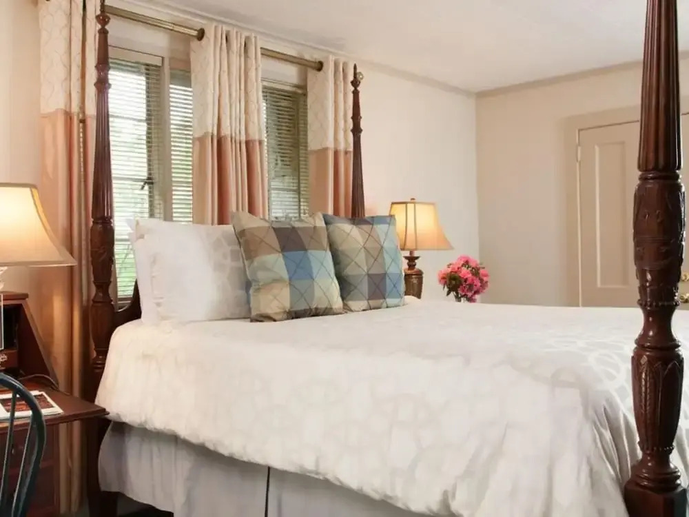 1906 Pine Crest Inn