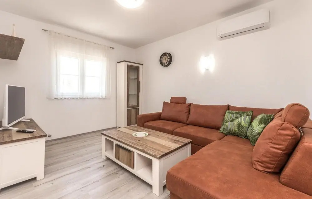 Nice Home in Ninski Stanovi With 4 Bedrooms and Wifi