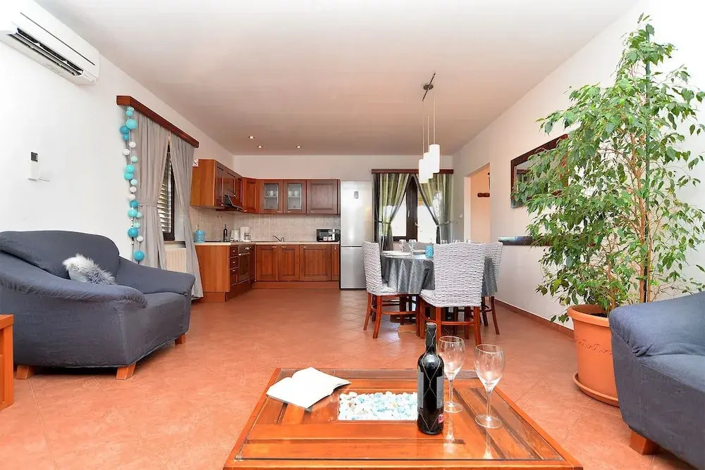 Apartment 1933