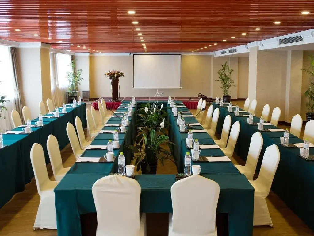 Enrichee Gloria Plaza Hotel