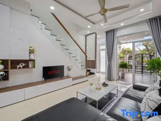 4BRs center | free public pool | balcony view pool