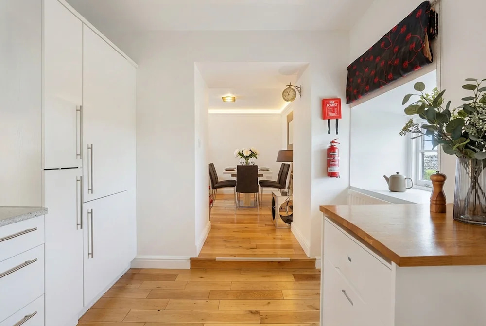 Bamburgh - Sleeps 8 - Dogs Stay Free - Enclosed Garden - Off Road Parking