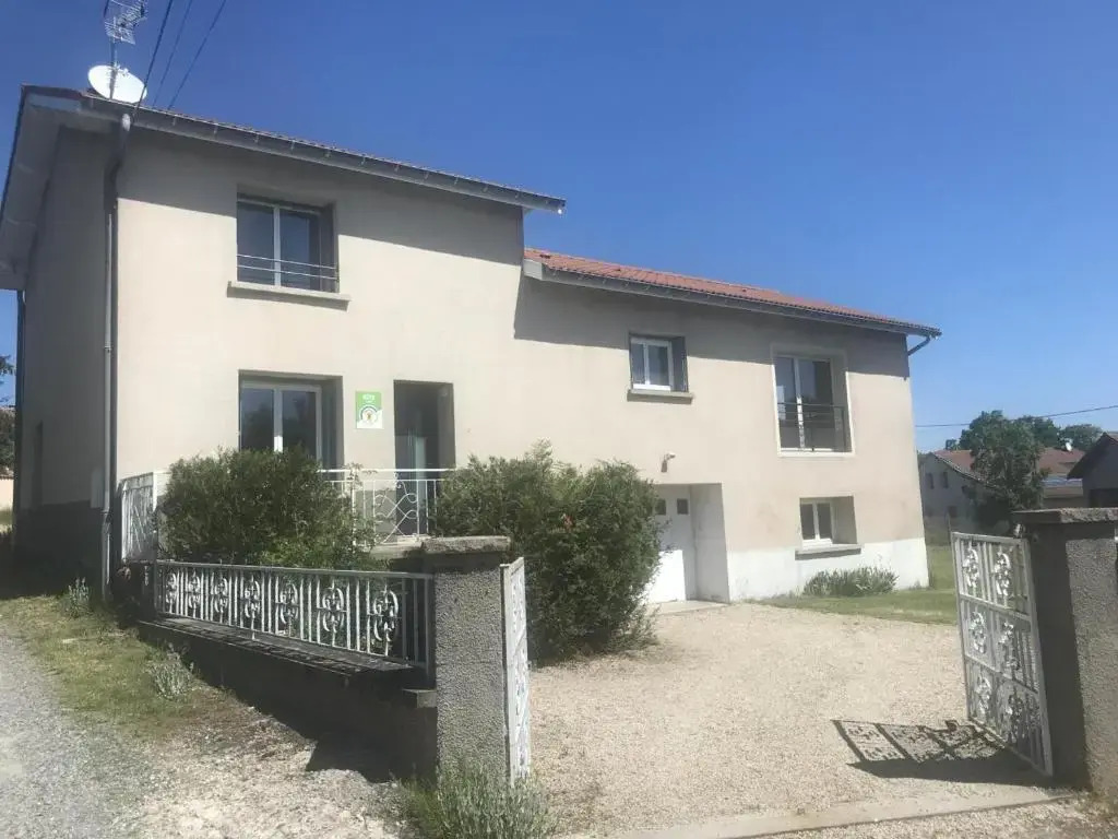 Maison lumineuse avec jardin clos et cheminée, idéale pour familles et amis - FR-1-496-195