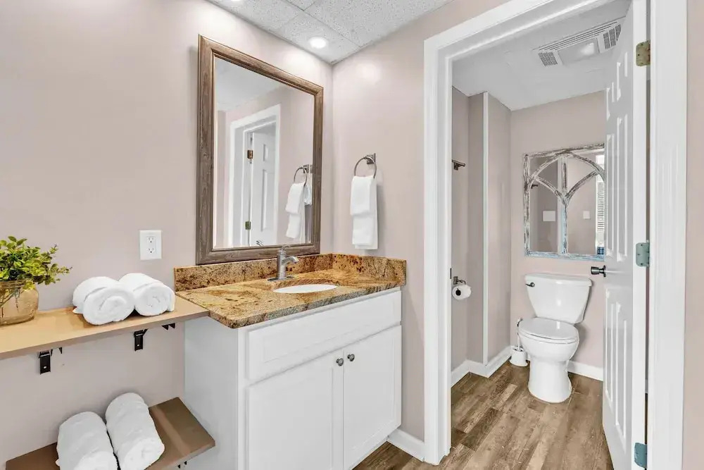 Trendy 2 BDR Condo w/ Pool + Hot Tub Near Downtown