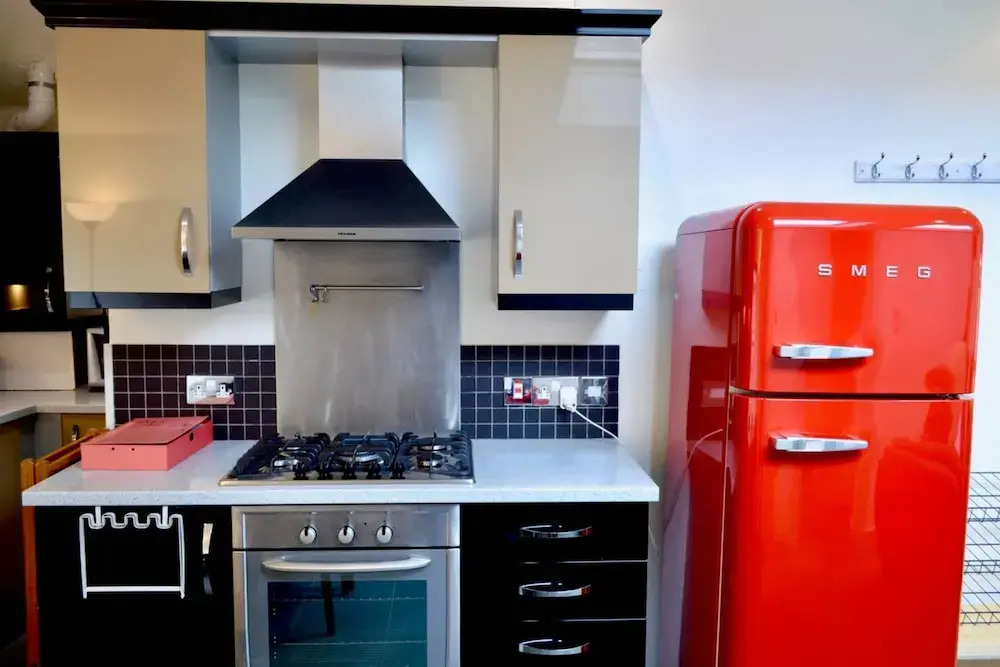 2 Bedroom Edinburgh Flat on Quiet Cobbled Street