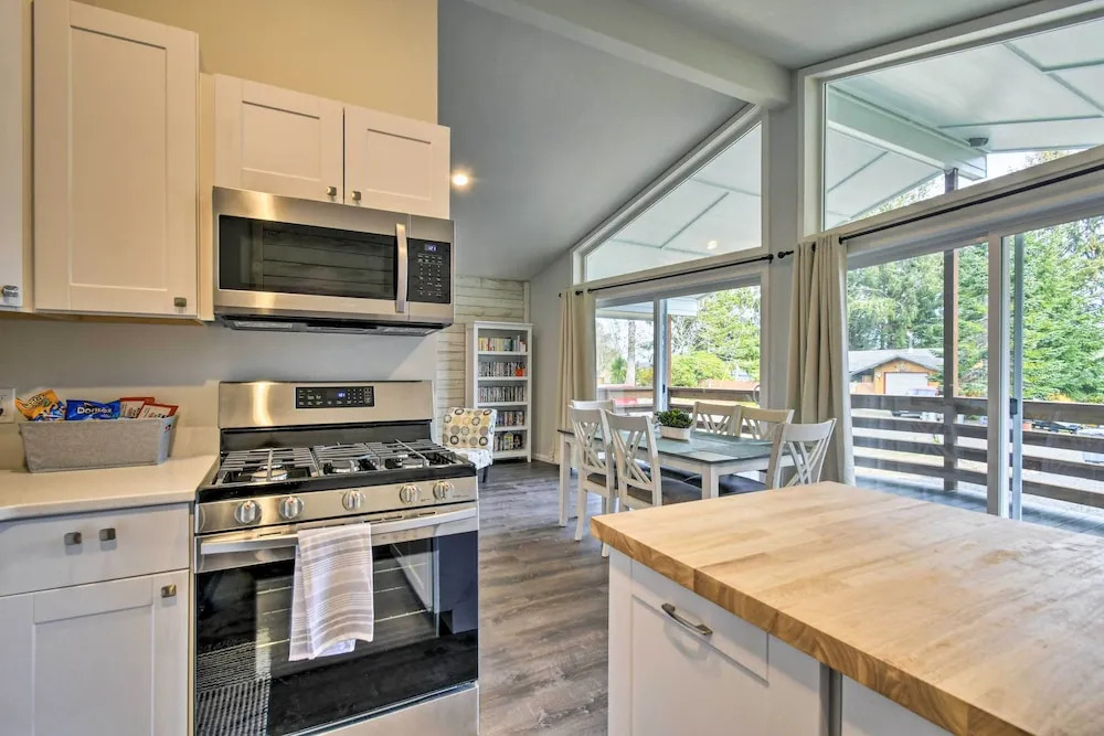 Cozy Cottage on the Coast Near Downtown Westport!