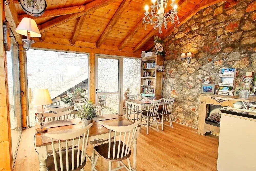 AlmondHouse Suites with Fireplace