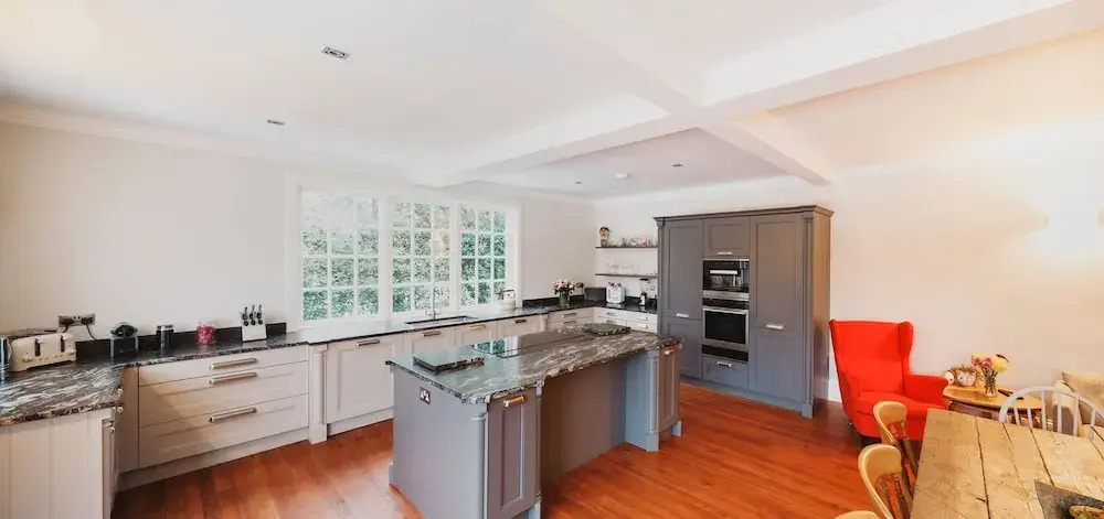 Beautiful 3 Bedroom Georgian Townhouse With Parking