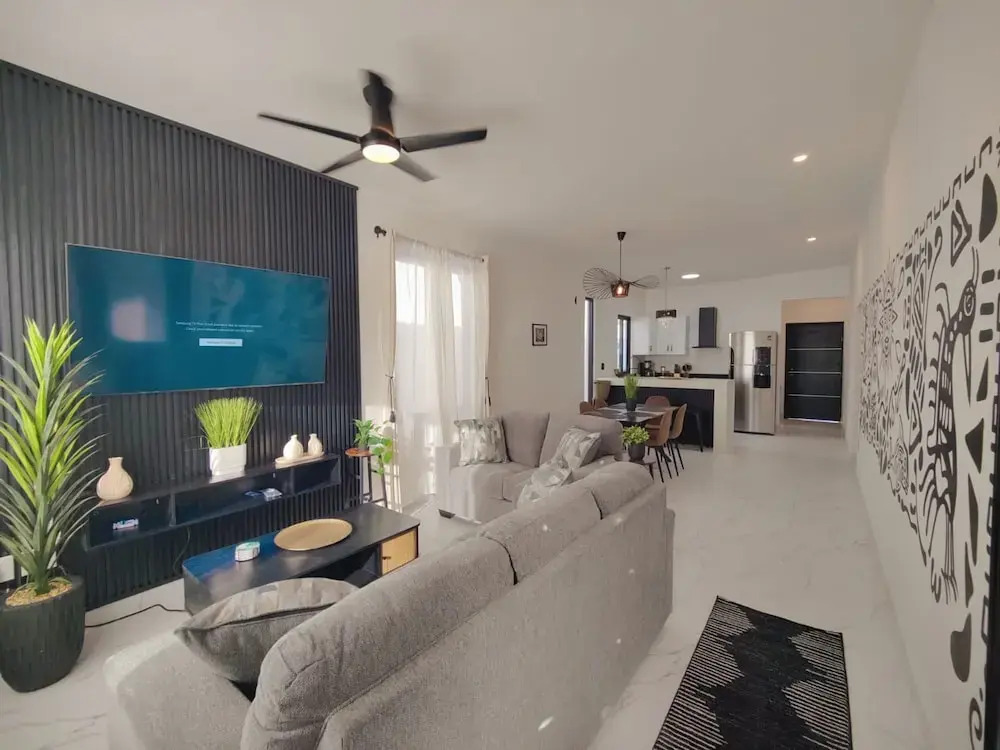 Beautiful 3bed 2bath new Home With Pool in Town
