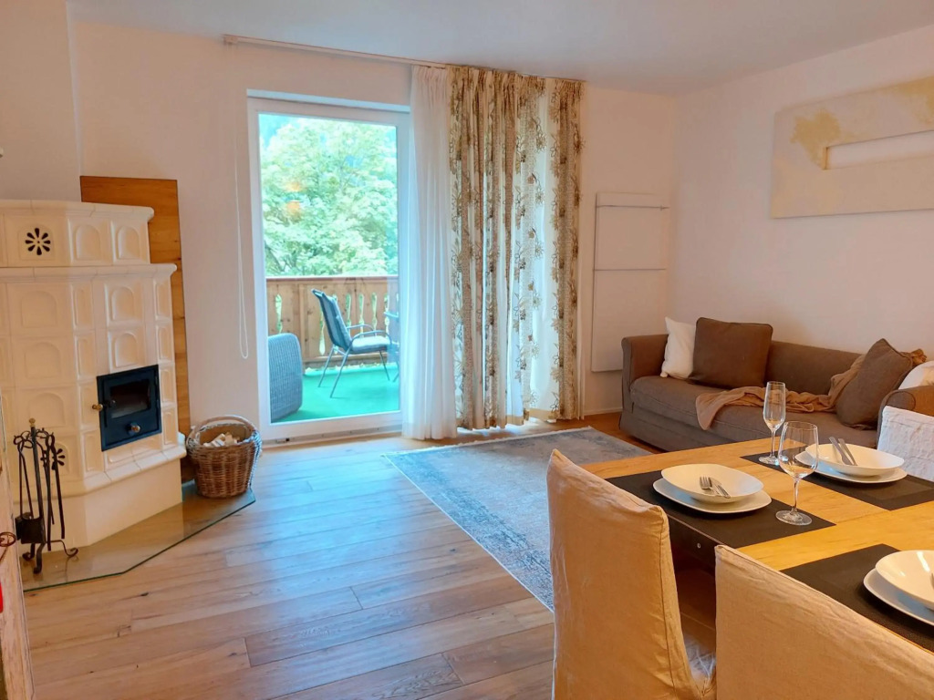 ALPENFLAIR - charming ski-to-door apartment