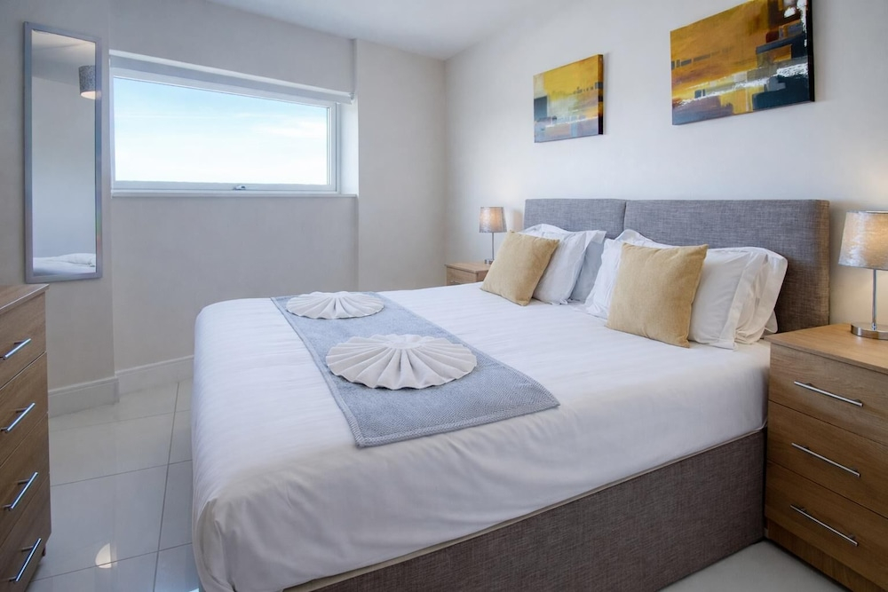 High Floor Meridian Tower - 3 Bedroom - Swansea