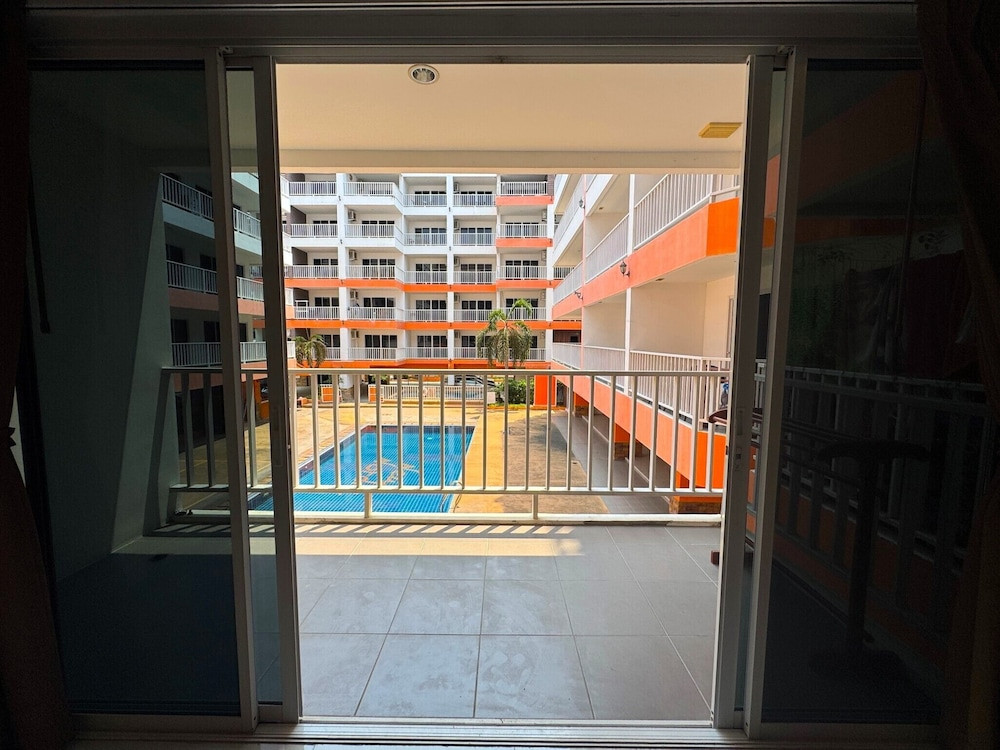 Comfortable Pool-view Studio With Balcony - Pratumnak, Pattaya