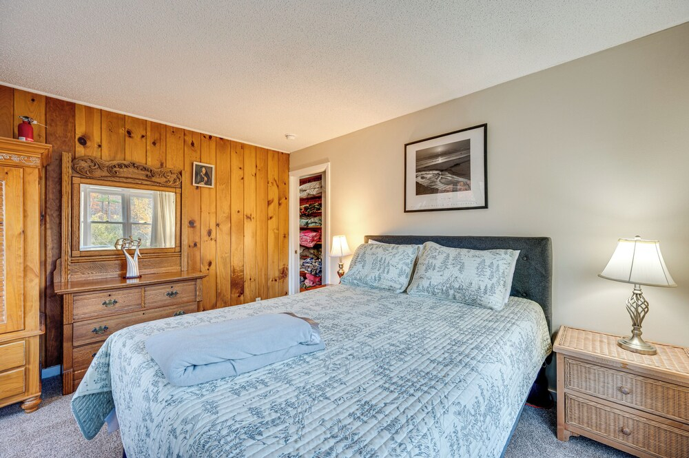 White Mountains Home w/ Hot Tub - Walk to Town!
