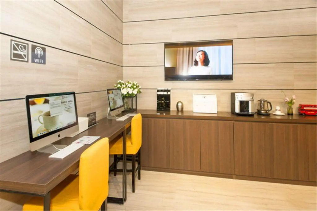 Home Inn Plus Wuhan Xiaopinmao Xudong Metro Station