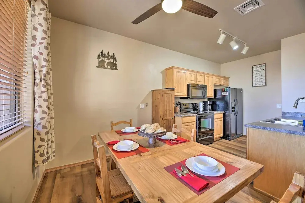 Near Lake & Trails: Show Low Condo w/ Grill!