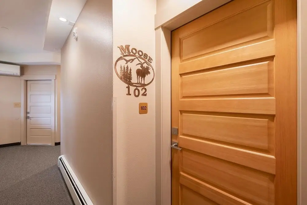 Solitude Moose Room 102 - Estes Park 1 Bedroom Studio by RedAwning