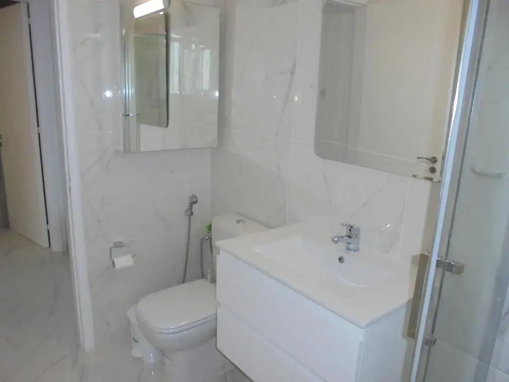Kermia Court - Beach-front, modern 2 bedroom -sleeps 6