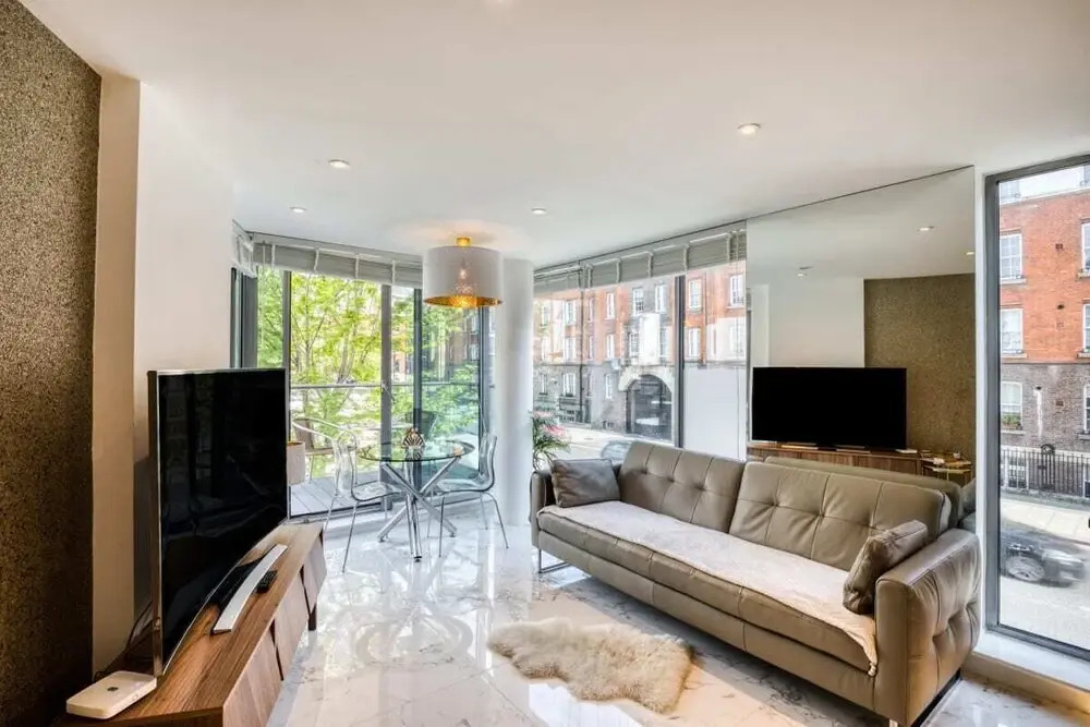 Stylish 1bdr Apt W/balcony, Near Victoria Station