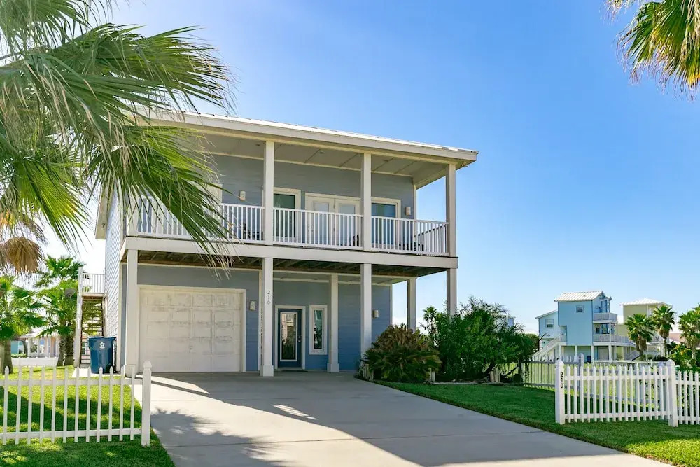 Walk To Beach! 3br, 3ba In Royal Sands With Access To 2 Pool 3 Bedroom Home