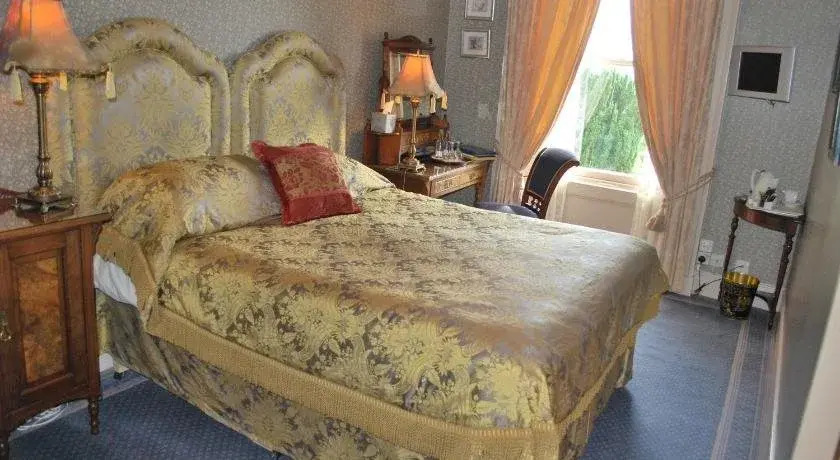 Lands of Loyal hotel