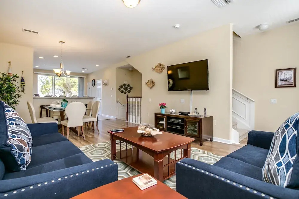 Spacious Vista Cay Townhome Newly Furnished