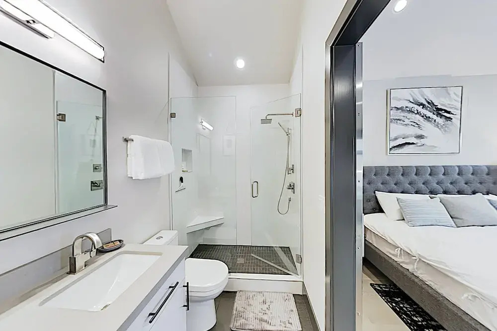 Brand-new W/ Private Hot Tub, Walk To Lift! 3 Bedroom Home