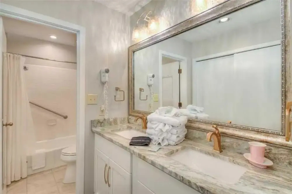 West Hyde Park Three-bedroom Apartment 10-F