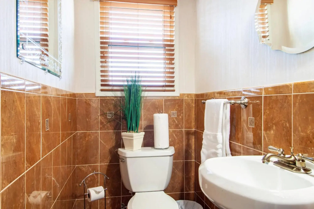 ✶ Gorgeous Home Tucked Away In Greener Part Of Town ✶ Transit-Friendly !