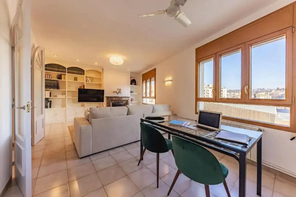 Bravissimo El Lleó, bright 4-bedroom apartment