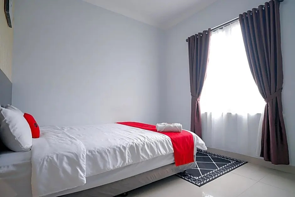 RedDoorz Premium at Raja Hostel Syariah
